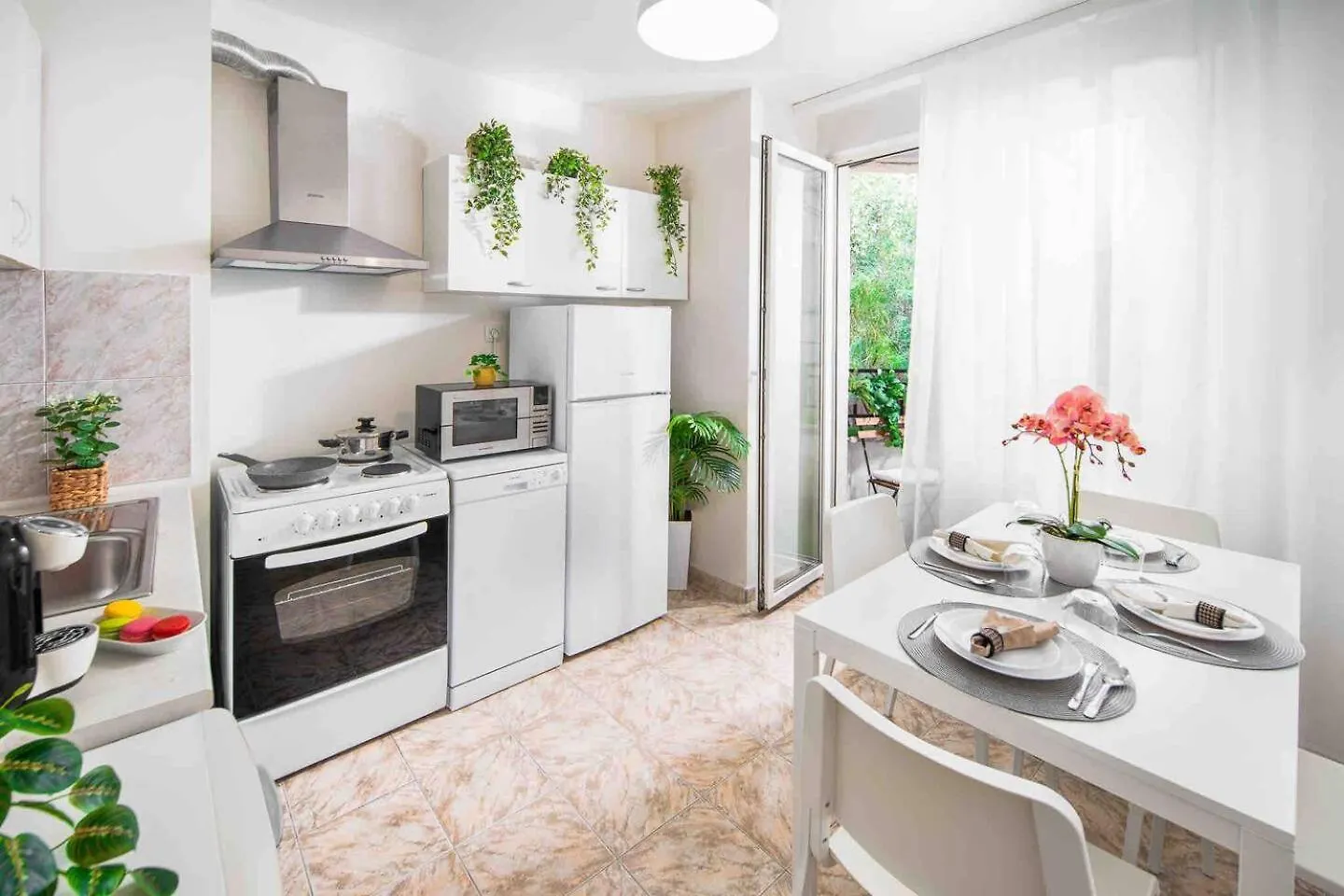 Free Parking, Spacious & Relaxing Sofia Apartment
